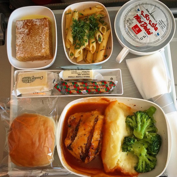 Muốn biết hạng thương gia sang chảnh hơn ghế thường ra sao, cứ nhìn bữa ăn của 19 hãng bay nổi tiếng này sẽ rõ! - Ảnh 13.