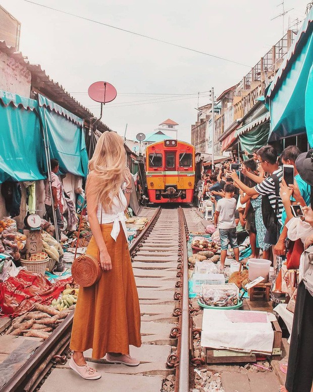Du lịch Thái Lan và 20 điều khiến du khách “té ngửa”: Chợ giữa đường ray là bình thường, chuối khổng lồ cũng không phải chuyện lạ! - Ảnh 1.