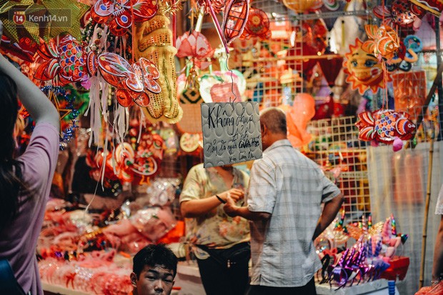 Tiểu thương chợ Trung thu truyền thống Hà Nội đồng loạt treo biển Không chụp ảnh, hãy là người có văn hoá! - Ảnh 11.