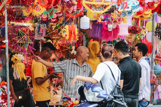 Tiểu thương chợ Trung thu truyền thống Hà Nội đồng loạt treo biển Không chụp ảnh, hãy là người có văn hoá! - Ảnh 5.