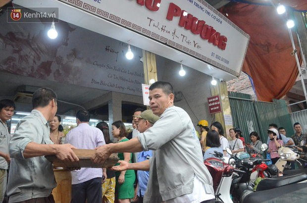 Ảnh, clip: Người dân Hà Nội đội mưa, xếp hàng dài cả tuyến phố để chờ mua bánh Trung thu Bảo Phương - Ảnh 12.