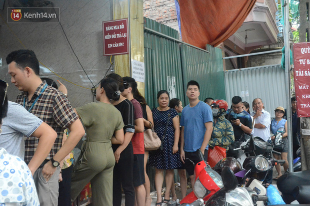 Ảnh, clip: Người dân Hà Nội đội mưa, xếp hàng dài cả tuyến phố để chờ mua bánh Trung thu Bảo Phương - Ảnh 3.