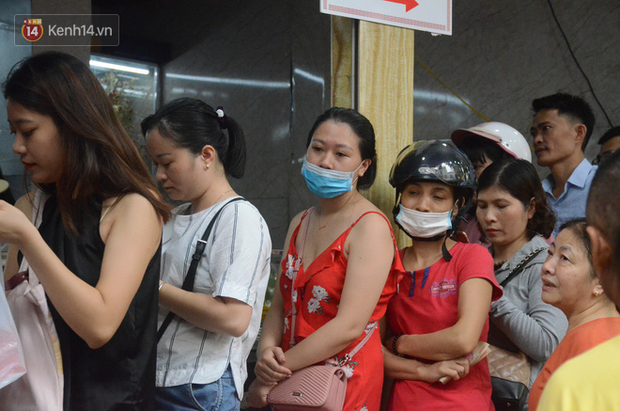 Ảnh, clip: Người dân Hà Nội đội mưa, xếp hàng dài cả tuyến phố để chờ mua bánh Trung thu Bảo Phương - Ảnh 9.