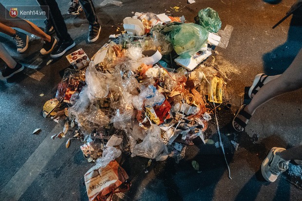 Trung thu đi qua để lại bãi rác siêu to khổng lồ ở khu chợ truyền thống Hà Nội - Ảnh 16.