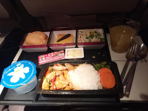So sánh các suất ăn trên những chuyến bay quốc tế: Hãng hàng không quốc gia Việt Nam vẫn xuất sắc nhất còn lại thì... thà ăn mì gói còn hơn! - Ảnh 1.