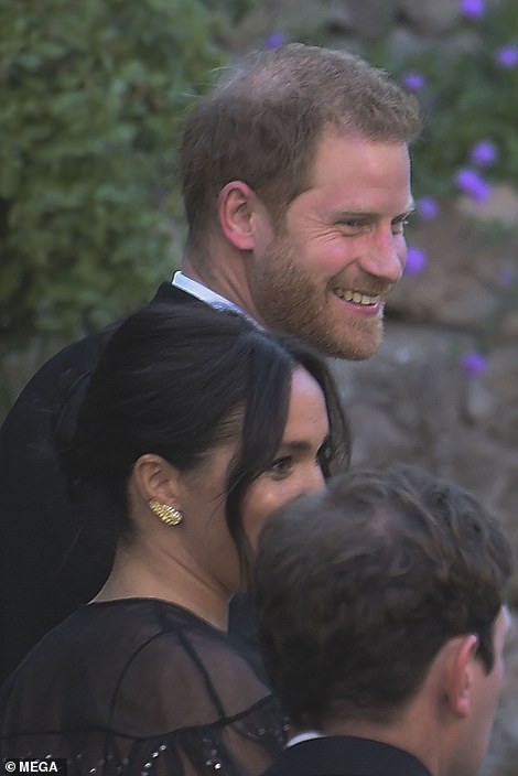 Chạm trán với con gái Tổng thống Mỹ, Meghan Markle chơi sang diện váy gần 300 triệu đi ăn cưới giữa rừng ngôi sao nhưng vẫn bị chê tơi tả - Ảnh 2.