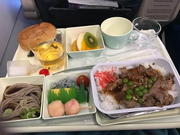So sánh các suất ăn trên những chuyến bay quốc tế: Hãng hàng không quốc gia Việt Nam vẫn xuất sắc nhất còn lại thì... thà ăn mì gói còn hơn! - Ảnh 3.