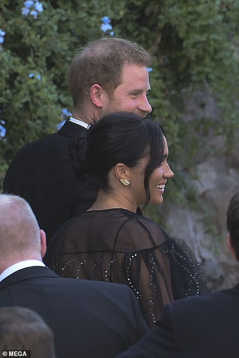 Chạm trán với con gái Tổng thống Mỹ, Meghan Markle chơi sang diện váy gần 300 triệu đi ăn cưới giữa rừng ngôi sao nhưng vẫn bị chê tơi tả - Ảnh 3.