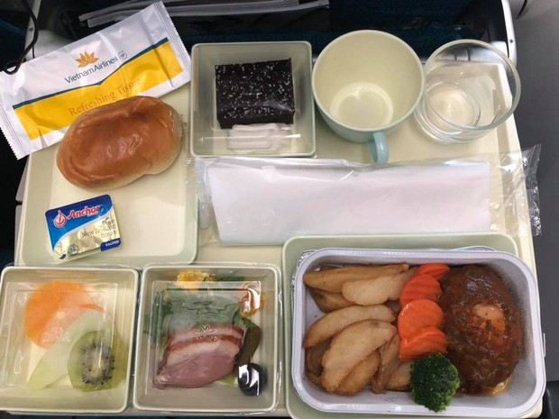 So sánh các suất ăn trên những chuyến bay quốc tế: Hãng hàng không quốc gia Việt Nam vẫn xuất sắc nhất còn lại thì... thà ăn mì gói còn hơn! - Ảnh 4.
