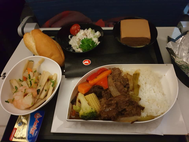 So sánh các suất ăn trên những chuyến bay quốc tế: Hãng hàng không quốc gia Việt Nam vẫn xuất sắc nhất còn lại thì... thà ăn mì gói còn hơn! - Ảnh 5.