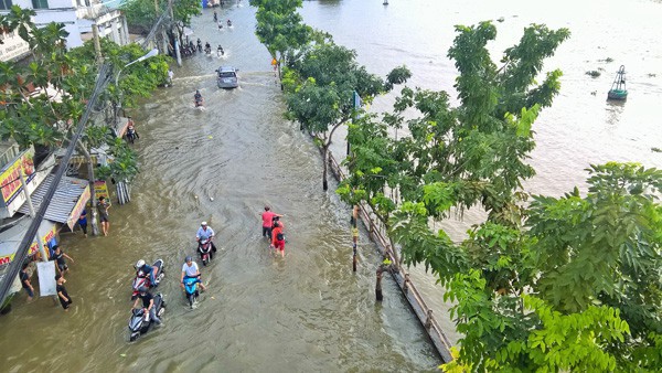 Mưa lớn kết hợp triều cường, nhiều con đường Sài Gòn thành ‘sông’ - Ảnh 1.