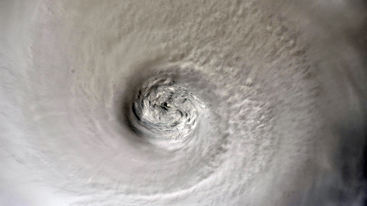 NASA công bố những hình ảnh khủng khiếp về Dorian, siêu bão lớn ...