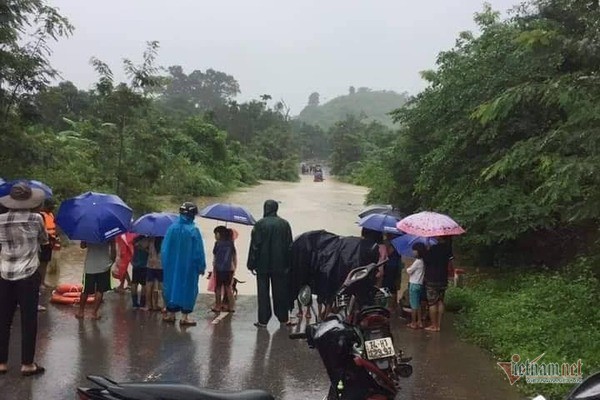 Mưa lớn suốt 2 ngày, thủy điện xả lũ, hàng trăm dân Hà Tĩnh bị cô lập - Ảnh 14.