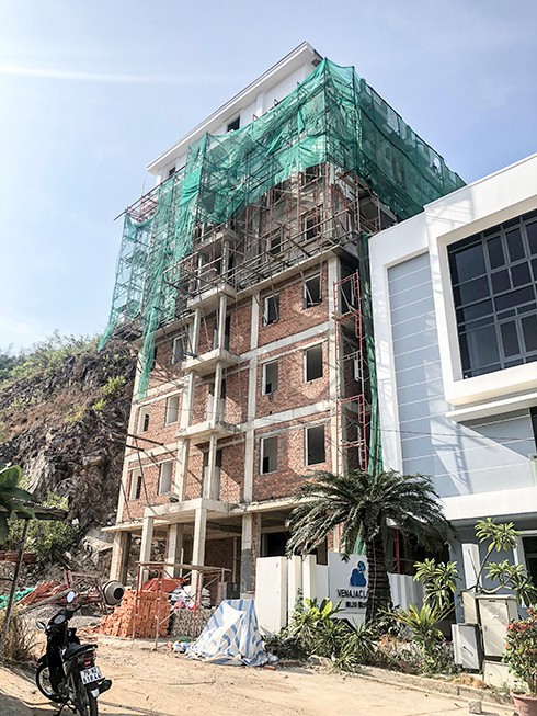 Chính thức cắt ngọn hàng loạt biệt thự xây trái phép ở Nha Trang - Ảnh 1.