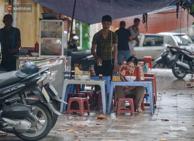 Một tuần sau vụ cháy kho Rạng Đông: Người dân sống cùng khẩu trang nhưng chợ cóc, quán ăn vẫn tấp nập như trước - Ảnh 4.