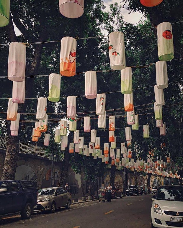 Không phải Hàng Mã, Trung thu năm nay dân tình lại đang rủ nhau check-in con phố đèn lồng lung linh này, đi nhanh không lại đông bây giờ! - Ảnh 1.