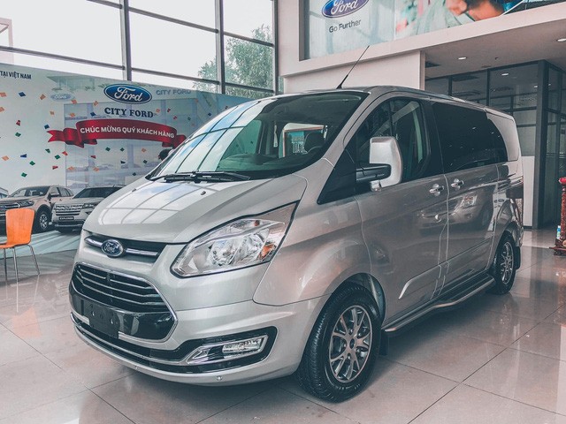 Ford Tourneo bản thương mại ồ ạt về đại lý, giá dự kiến rẻ hơn Kia Sedona - Ảnh 1.