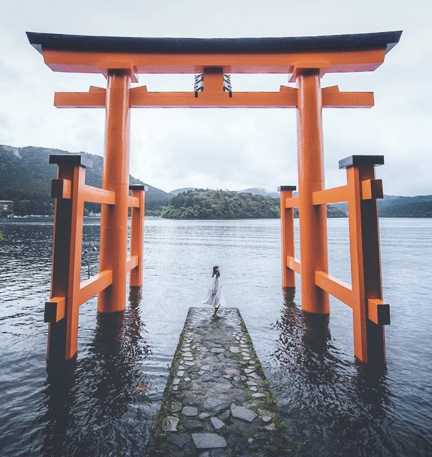 Loạt cổng Torii huyền thoại dọc khắp xứ Phù Tang, có nơi nối dài đến hơn... 10.000 cái - Ảnh 2.