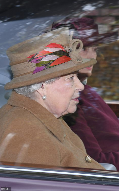 Trước cuộc họp sống còn của nhà Meghan Markle, Nữ hoàng xuất hiện với vẻ mệt mỏi, lộ dấu hiệu bất thường cho thấy bà bị suy sụp như thế nào - Ảnh 2.