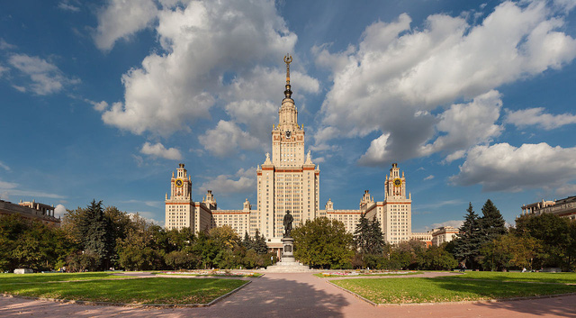 Đại học tinh hoa VinUni: Vẻ đẹp sánh ngang với ngôi trường Lomonosov của Nga, cùng sử dụng kiến trúc Gothic và đặt biểu tượng trên đỉnh tháp - Ảnh 4.