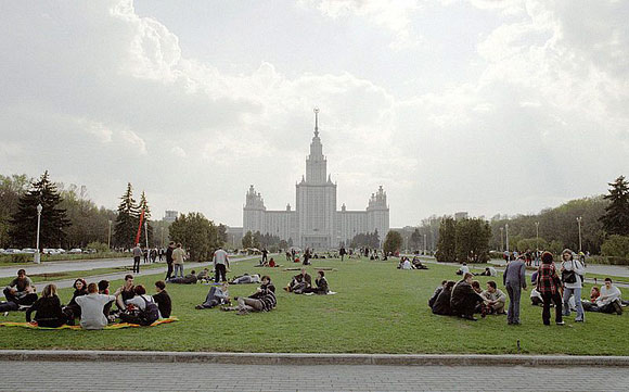 Đại học tinh hoa VinUni: Vẻ đẹp sánh ngang với ngôi trường Lomonosov của Nga, cùng sử dụng kiến trúc Gothic và đặt biểu tượng trên đỉnh tháp - Ảnh 6.