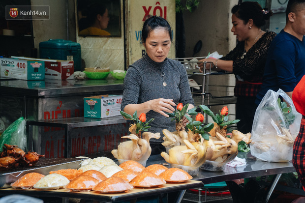 Người Hà Nội chen chúc sắm lễ, mua bộ gà luộc xôi gấc 500.000 - 600.000 đồng cúng tiễn Ông Công Ông Táo - Ảnh 15.