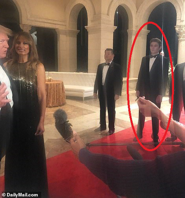 Gia đình Tổng thống Trump tề tựu trong tiệc năm mới: Ivanka xinh đẹp hút hồn nhưng Barron vẫn gây chú ý nhất với vẻ ngoài như nam thần - Ảnh 1.