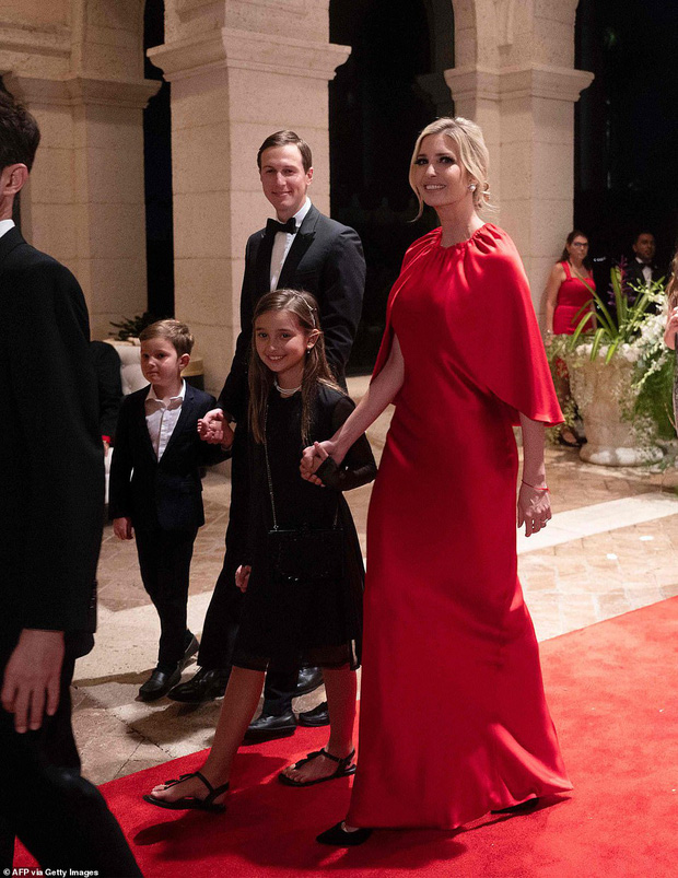 Gia đình Tổng thống Trump tề tựu trong tiệc năm mới: Ivanka xinh đẹp hút hồn nhưng Barron vẫn gây chú ý nhất với vẻ ngoài như nam thần - Ảnh 4.