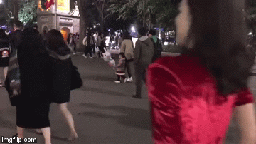 Cô gái mất 1 chân xuất hiện trên phố đi bộ Hà Nội gây xôn xao: Sau 4 ngày tỉnh lại đã thành người khác - Ảnh 4. Cô gái mất 1 chân xuất hiện trên phố đi bộ Hà Nội gây xôn xao: Sau 4 ngày tỉnh lại đã thành người khác - Ảnh 4.