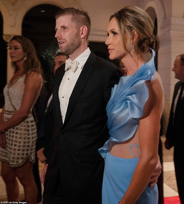 Gia đình Tổng thống Trump tề tựu trong tiệc năm mới: Ivanka xinh đẹp hút hồn nhưng Barron vẫn gây chú ý nhất với vẻ ngoài như nam thần - Ảnh 5.