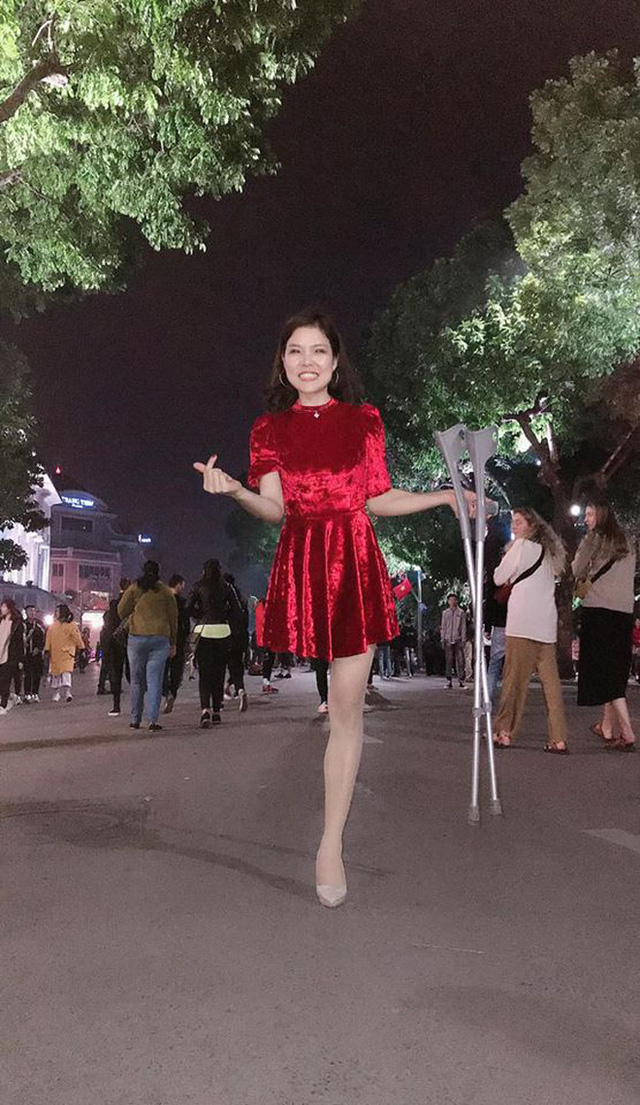 Cô gái mất 1 chân xuất hiện trên phố đi bộ Hà Nội gây xôn xao: Sau 4 ngày tỉnh lại đã thành người khác - Ảnh 5. Cô gái mất 1 chân xuất hiện trên phố đi bộ Hà Nội gây xôn xao: Sau 4 ngày tỉnh lại đã thành người khác - Ảnh 5.