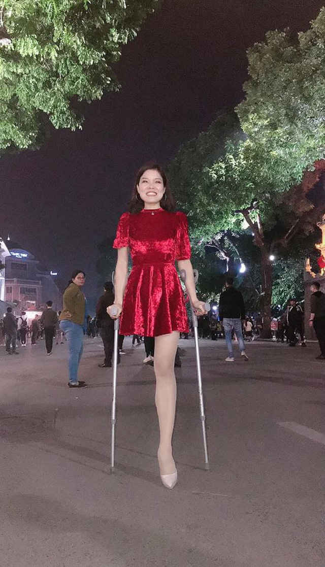 Cô gái mất 1 chân xuất hiện trên phố đi bộ Hà Nội gây xôn xao: Sau 4 ngày tỉnh lại đã thành người khác - Ảnh 6.
