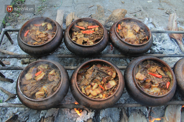 Người làng Vũ Đại đeo mặt nạ, xuyên đêm nấu cá kho bạc triệu phục vụ Tết cổ truyền - Ảnh 2.