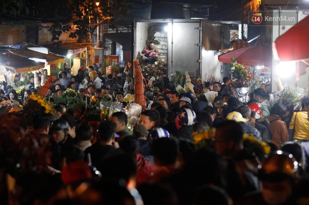 Ảnh: Chợ hoa Quảng An thất thủ, thương lái và người dân đi mua hoa tết chen chúc trong đêm - Ảnh 11.