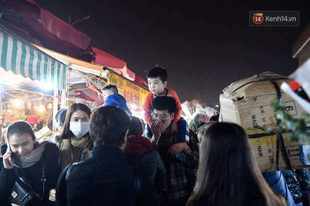 Ảnh: Chợ hoa Quảng An thất thủ, thương lái và người dân đi mua hoa tết chen chúc trong đêm - Ảnh 15.