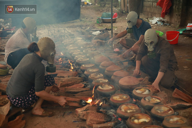 Người làng Vũ Đại đeo mặt nạ, xuyên đêm nấu cá kho bạc triệu phục vụ Tết cổ truyền - Ảnh 17.