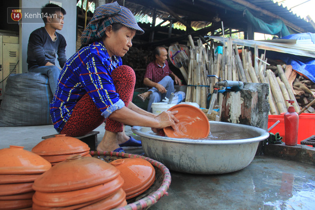 Người làng Vũ Đại đeo mặt nạ, xuyên đêm nấu cá kho bạc triệu phục vụ Tết cổ truyền - Ảnh 6.