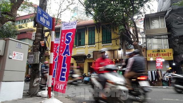 Đổ xô mua hàng thời trang giảm giá bom tấn cuối năm - Ảnh 3.