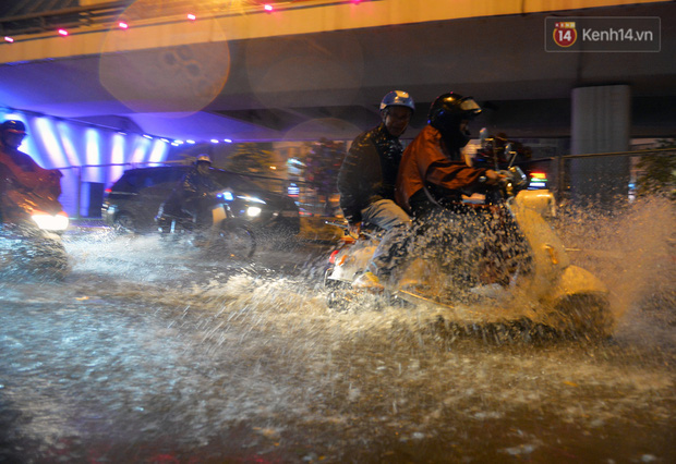 Lâu lắm rồi Hà Nội mới đón giao thừa trong tiết trời xấu thậm tệ, mưa xối xả cả ngày khiến đường ngập như sông - Ảnh 3.