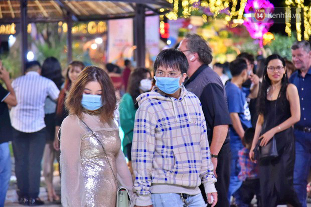 Trực tiếp đón giao thừa Tết Canh Tý 2020: Người Hà Nội đội mưa đón giao thừa, người Sài Gòn đeo khẩu trang chờ năm mới - Ảnh 1.