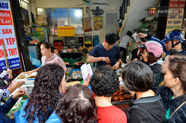 Người dân Hà Nội chen chúc mua gà luộc xôi gấc giá gần 1 triệu để cúng giao thừa, người bán sắp lễ không ngớt tay - Ảnh 14.