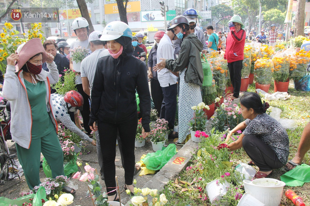 Sau khi tiểu thương ở Sài Gòn đập chậu, ném hoa vào thùng rác, nhiều người tranh thủ chạy đến hôi hoa - Ảnh 16.
