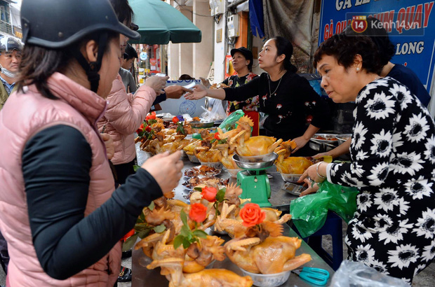 Người dân Hà Nội chen chúc mua gà luộc xôi gấc giá gần 1 triệu để cúng giao thừa, người bán sắp lễ không ngớt tay - Ảnh 4.