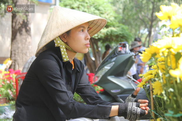 Sau khi tiểu thương ở Sài Gòn đập chậu, ném hoa vào thùng rác, nhiều người tranh thủ chạy đến hôi hoa - Ảnh 6.