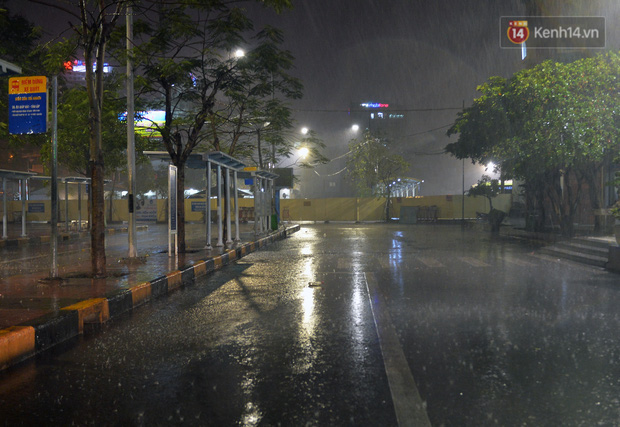 Lâu lắm rồi Hà Nội mới đón giao thừa trong tiết trời xấu thậm tệ, mưa xối xả cả ngày khiến đường ngập như sông - Ảnh 9.