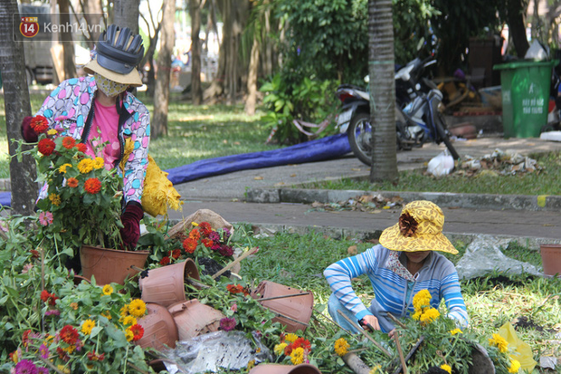 Sau khi tiểu thương ở Sài Gòn đập chậu, ném hoa vào thùng rác, nhiều người tranh thủ chạy đến hôi hoa - Ảnh 9.