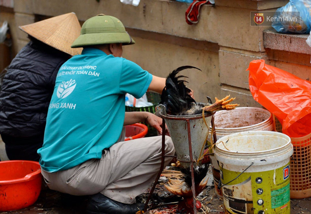 Dịch vụ bán và làm thuê gà cúng giao thừa ế ẩm, nhiều tiểu thương dọn hàng về sớm - Ảnh 9.