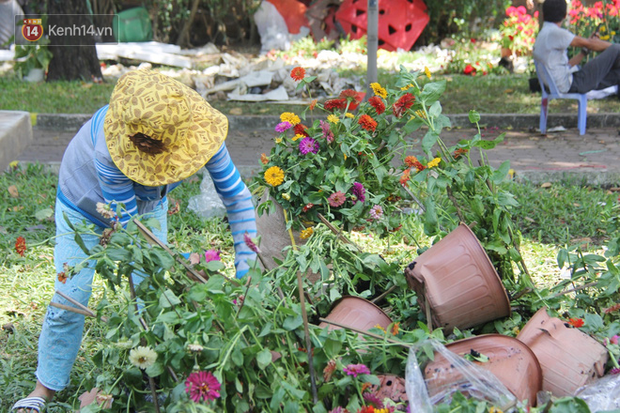 Sau khi tiểu thương ở Sài Gòn đập chậu, ném hoa vào thùng rác, nhiều người tranh thủ chạy đến hôi hoa - Ảnh 10.