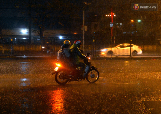 Lâu lắm rồi Hà Nội mới đón giao thừa trong tiết trời xấu thậm tệ, mưa xối xả cả ngày khiến đường ngập như sông - Ảnh 11.