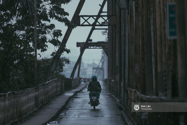 Hà Nội sáng mùng 1 Tết Canh Tý: Sau trận mưa lớn đêm 30, đường phố vắng vẻ như trong cuốn phim cũ nhuốm màu thời gian - Ảnh 2.